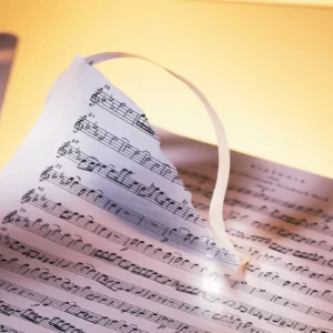 Partitions de musique sur un fond orange.