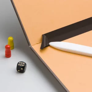 Pions, dé à jouer, carnet et stylo blanc