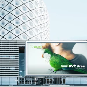 Affiche publicitaire avec perroquet vert sur bâtiment