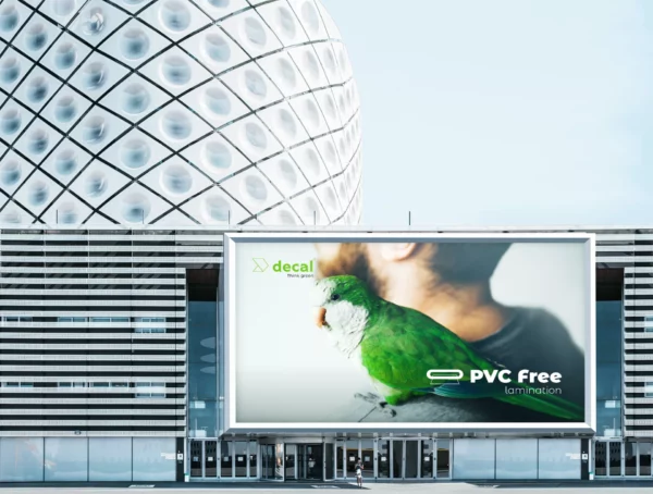 Affiche publicitaire avec perroquet vert sur bâtiment