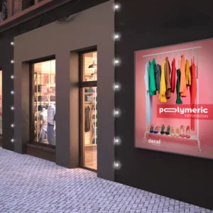 Vitrine de magasin illuminée avec affiche colorée