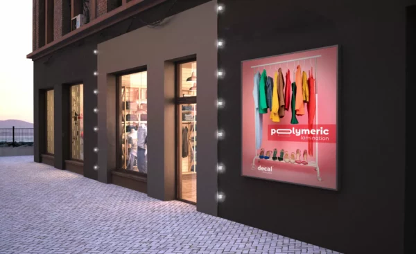 Vitrine de magasin illuminée avec affiche colorée
