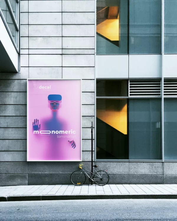 Affiche futuriste et vélo devant bâtiment moderne
