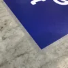 Coin d'un tapis bleu sur sol gris