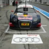 Voiture de course Audi Red Bull sur une piste.