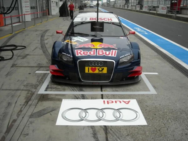 Voiture de course Audi Red Bull sur une piste.