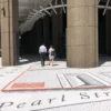 Entrée de bâtiment avec sol illustré.