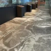Exposition cartographique au sol avec panneaux interactifs.