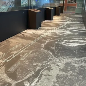 Exposition cartographique au sol avec panneaux interactifs.