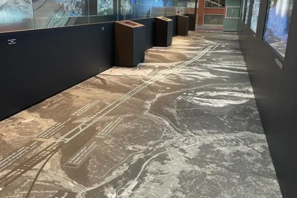 Exposition cartographique au sol avec panneaux interactifs.